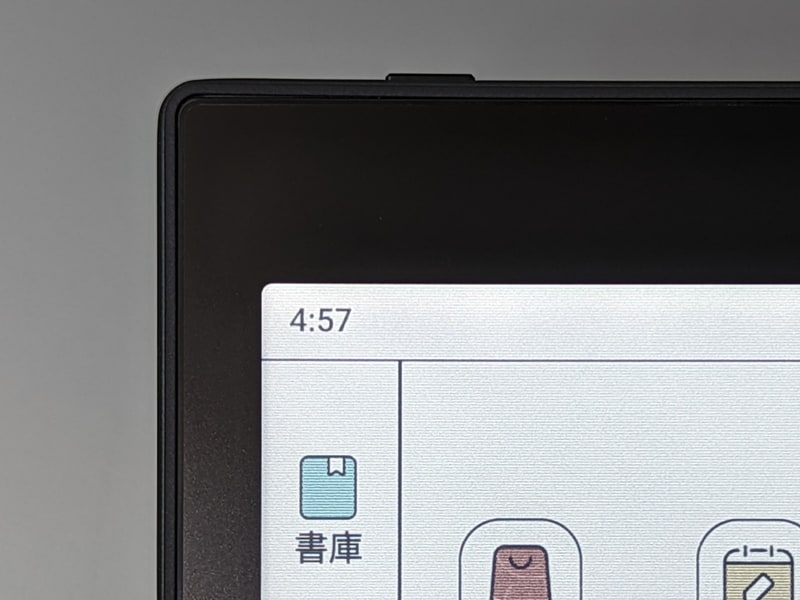 ベゼルは左右が実測約9mm、上下が実測18mm。画面との間に段差はない