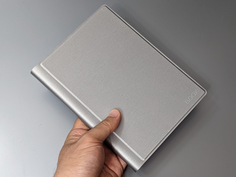 専用カバーの表面はナイロン系の素材だが、防水仕様というわけではない