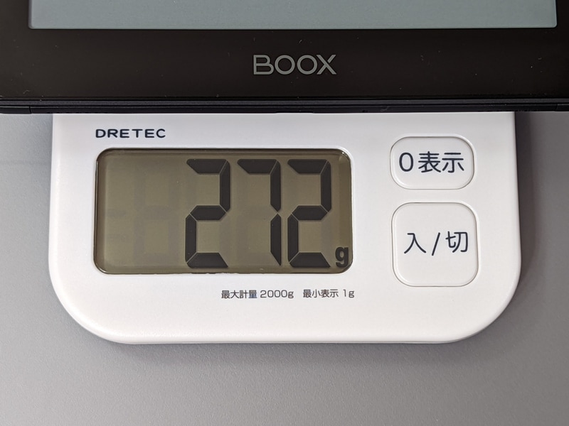 重量は実測約272g。モノクロモデルは実測239gだったので30g強重くなっている。ちなみに公称では235gとかなりの差がある