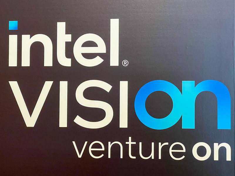 現地の会場に取り付けられたIntel Visionのロゴ