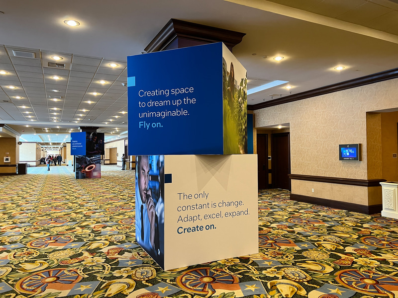 参加者の登録と設営が行なわれている会場