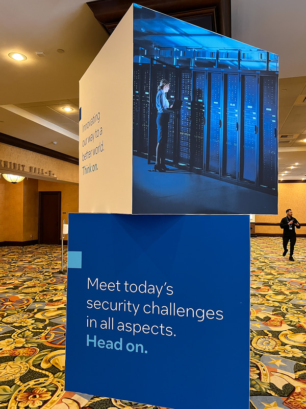 参加者の登録と設営が行なわれている会場