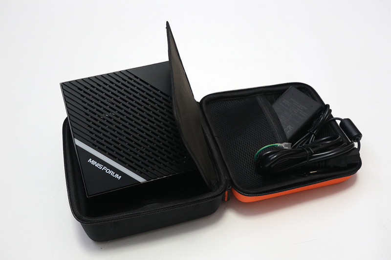 B550本体とACアダプタを収納できる