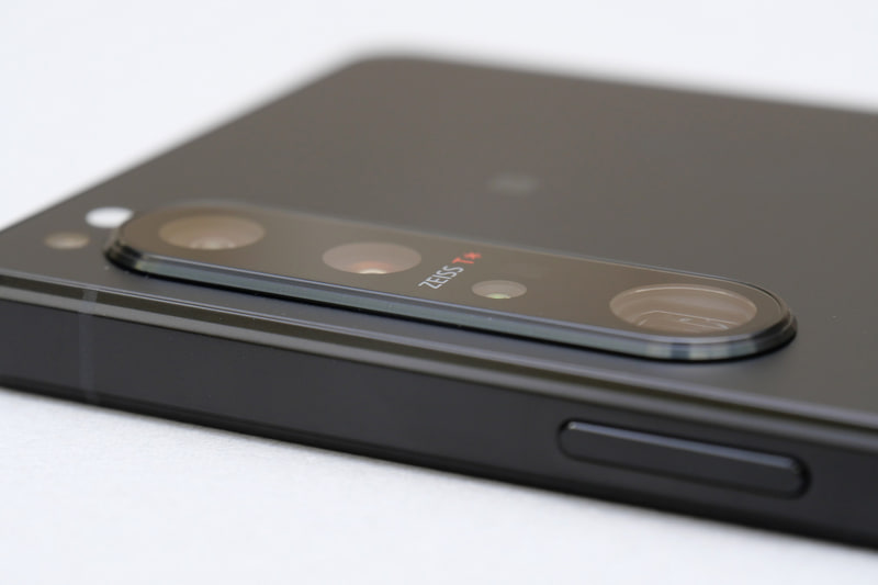 背面カメラユニットは、従来同様に1mmほど盛り上がっている