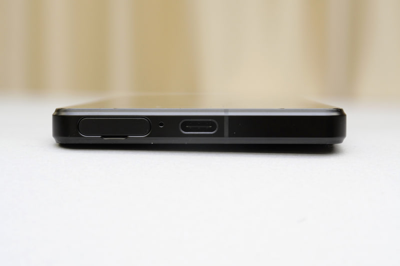 下部側面には、USB Type-CとSIMカードトレイを配置