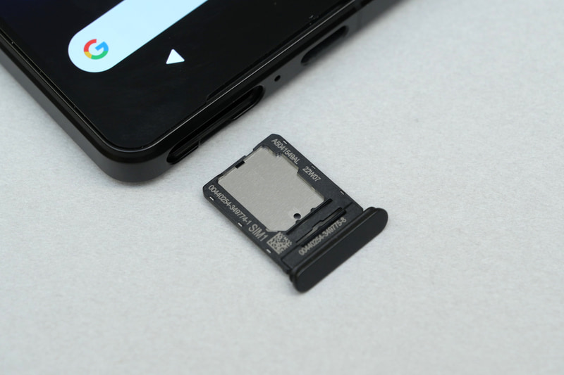 SIMカードトレイにはnano SIMを1枚装着可能