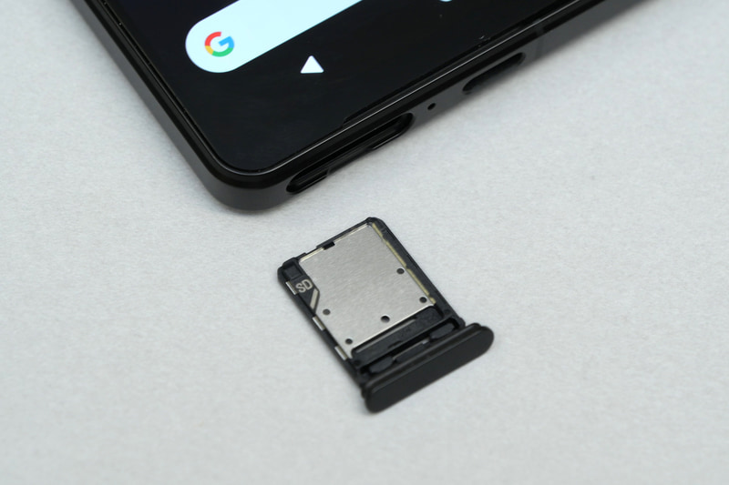 SIMカードトレイ裏面にはmicroSDカードを装着できる