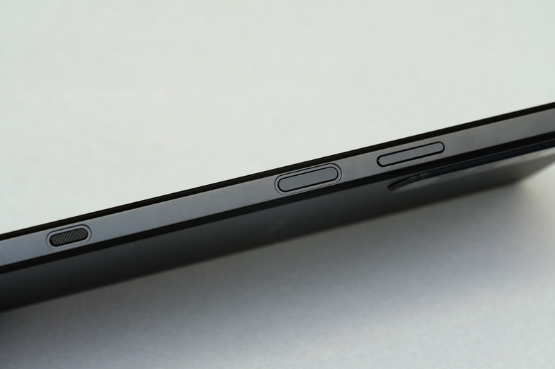 右側面の物理ボタンは、上(写真では右)からボリュームボタン、指紋認証センサー一体型電源ボタン、シャッターボタンの3つを配置