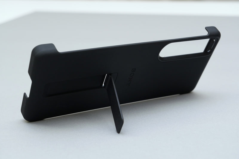 裏面のスタンドを開くと、本体を横置きに立てて利用できる