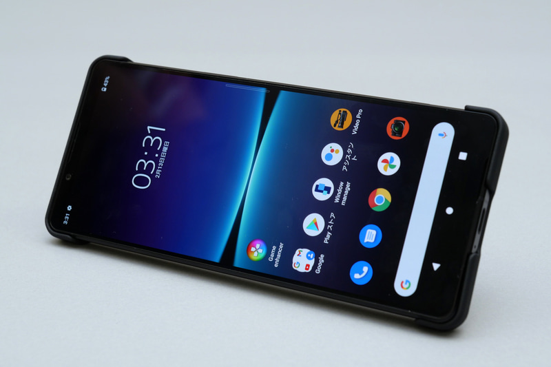 スタンド機能付きカバーを装着して、横向きに立てて設定している様子