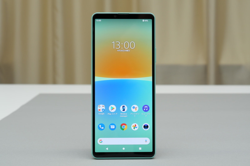 Xperia 10 IV。前面は従来同様のシンメトリデザイン。ディスプレイは、アスペクト比21:9、フルHD+表示対応の6.0型有機ELパネルを採用