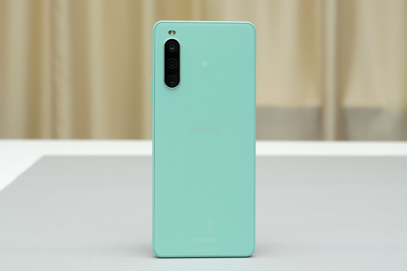 背面にもガラスを採用