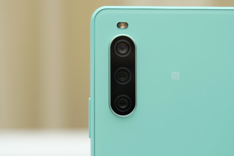 背面カメラは、超広角、広角、望遠の3眼仕様。従来同様、裏面の左上に搭載