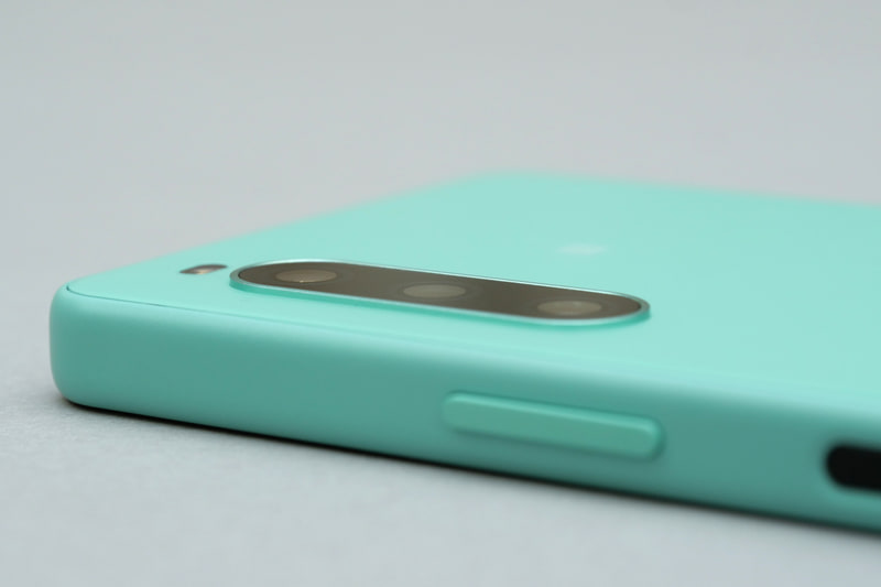 背面カメラの飛び出しはかなり低い