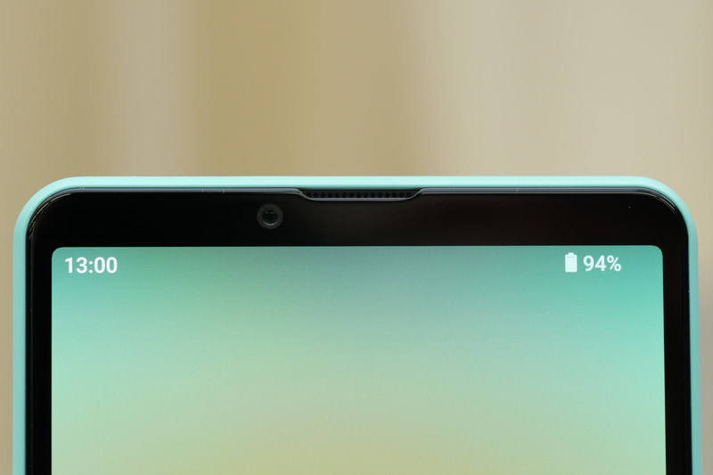 前面カメラはディスプレイ上部ベゼル内に搭載