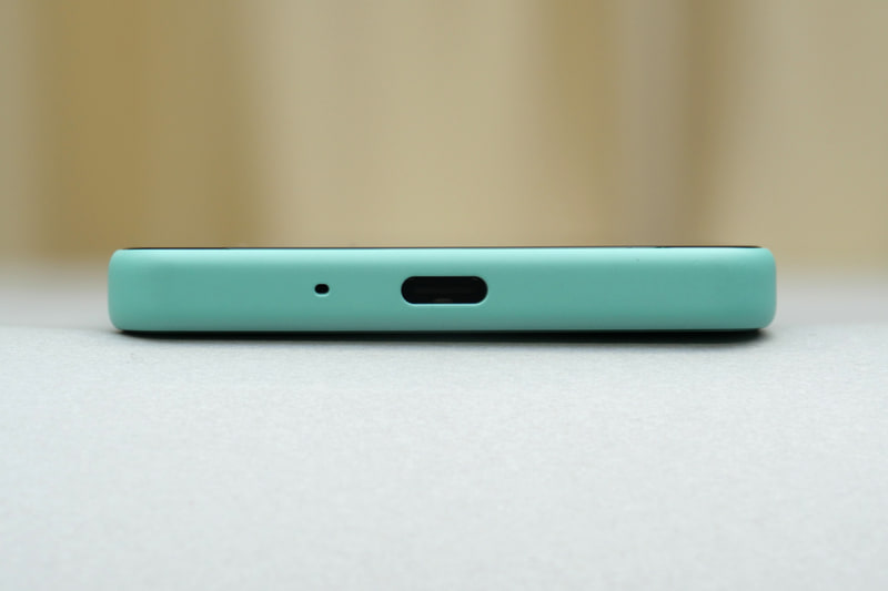 下部側面。USB Type-Cを配置