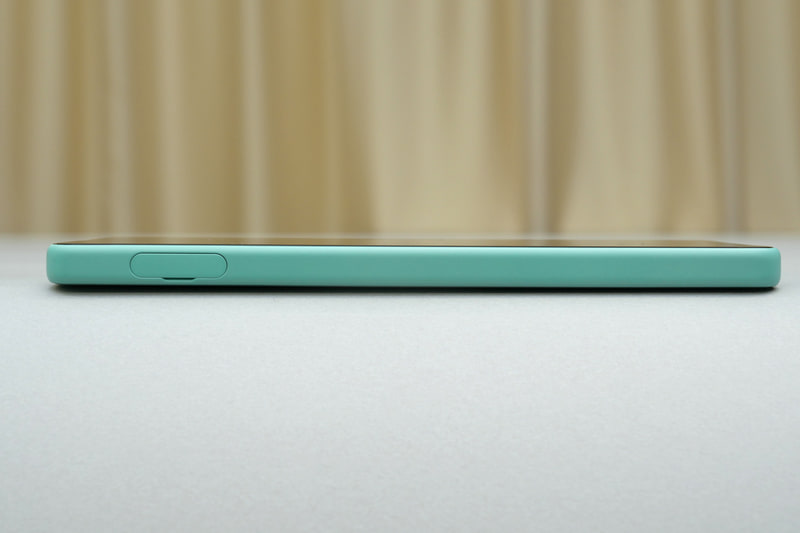 左側面。SIMカードトレイを配置