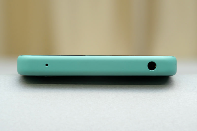 上部側面。3.5mmオーディオジャックを配置