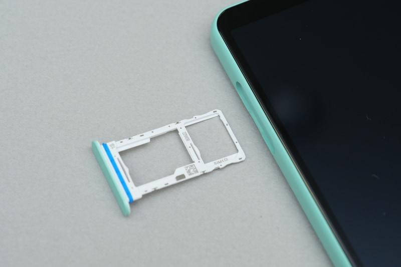 SIMカードトレイには、nano SIM×1とmicroSDカードを装着可能