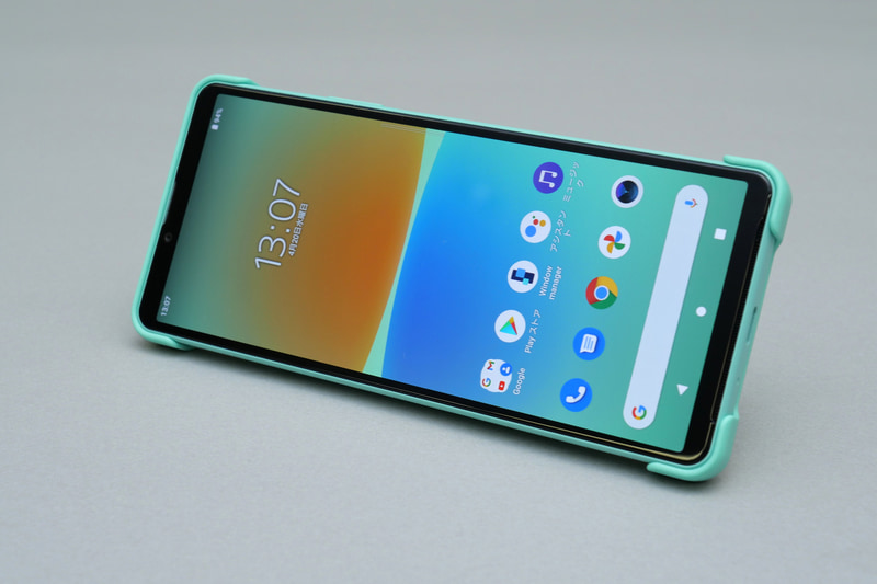 スタンド機能付きカバーを装着して、横向きに立てて設定している様子