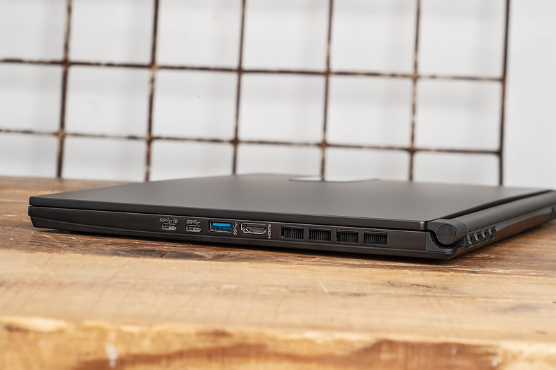 厚みは17mmで統一されている。一部だけ薄いという作りではない点がすばらしい