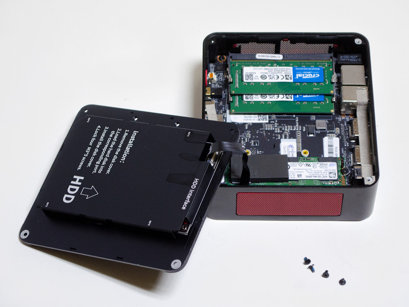 内部と裏パネル。奥に16GB×2、手前にM.2 SSD、そして裏蓋の裏に2.5インチベイ