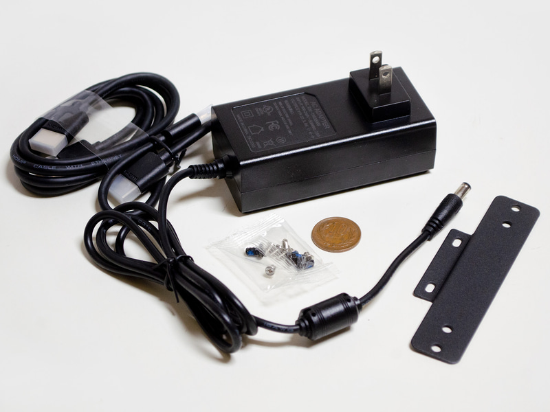 付属品。長いHDMIケーブル、短いHDMIケーブル、VESAマウンタ、ACアダプタ(サイズ約98×50×33mm、重量220g、出力19V/3A)