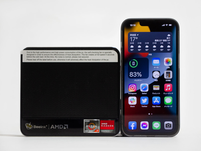 トップ(iPhone 13 Proとの比較)。かなりコンパクトなのが分かる