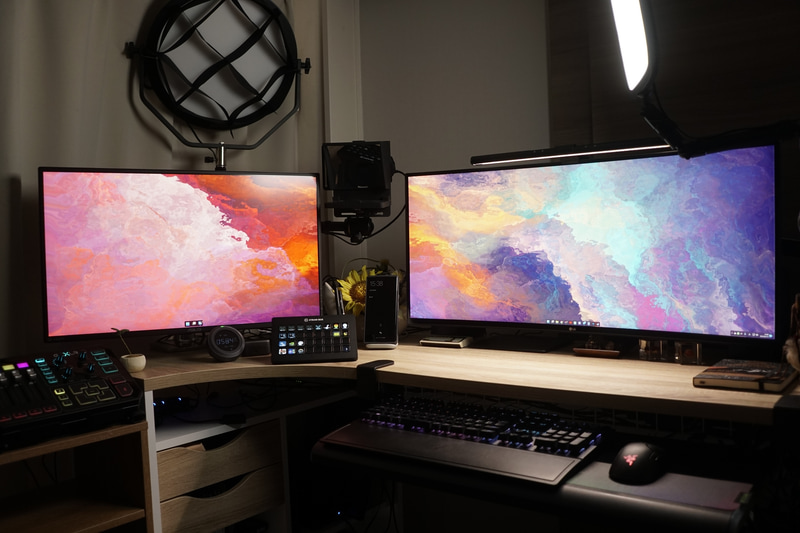 ASUS製フルHDと、LG製UWQHDのゲーミングモニターがある