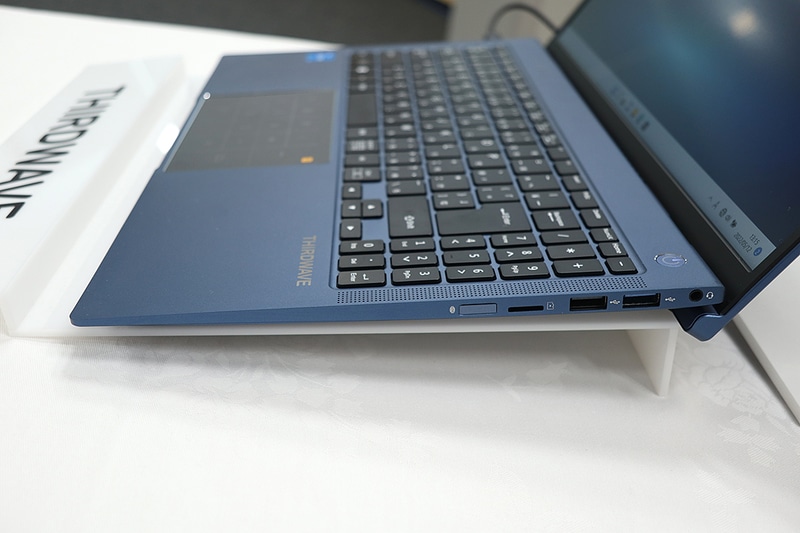 本体右側面。指紋センサー、microSDカードスロット、USB 2.0、USB 3.0、音声入出力