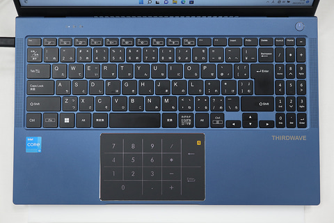 スタイリッシュで19.6mmキーピッチを確保した15.6型ノート。サード
