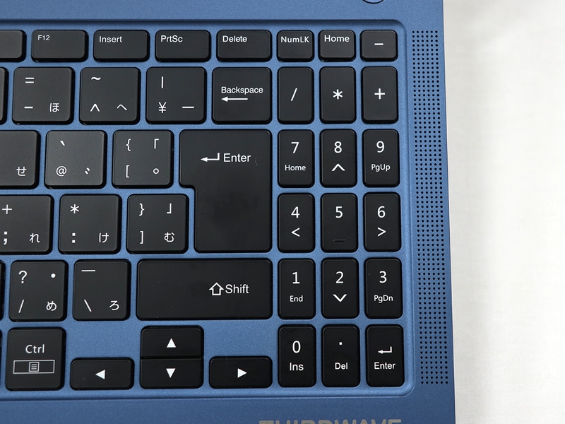 テンキー部分のピッチは狭くなっている