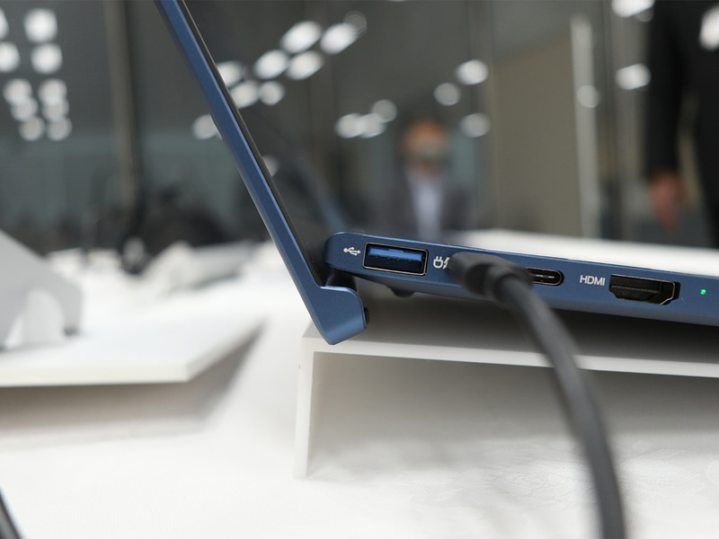 開くと4度キーボードガチるとするリフトアップヒンジ