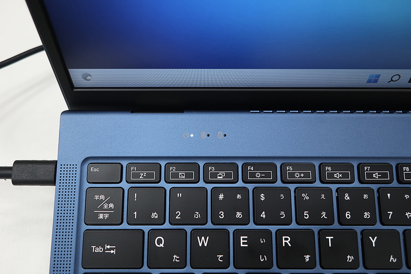 電源やキーボードステータスインジケータを装備
