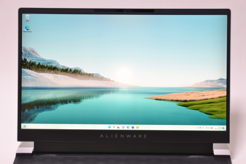 非光沢液晶のディスプレイ。色味は鮮やかで、端まで色ムラは感じられない