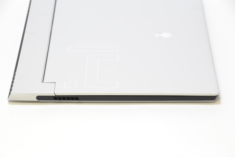 左側面は排気口があるのみ