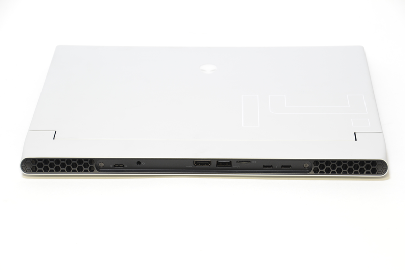 背面は左からUSB 3.1 Type-C、ヘッドセット端子、HDMI 2.1、USB 3.0、microSDスロット、Thunderbolt 4×2。他機種で見られるLED装飾は搭載していない