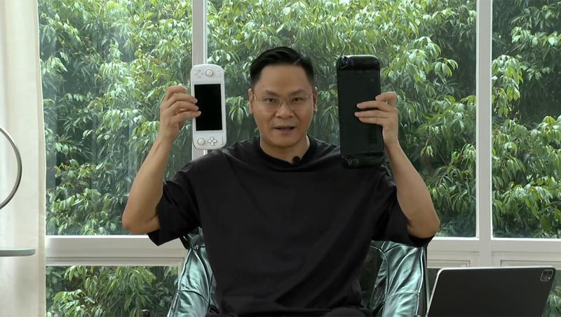 実機を手にするUncle Tail CEO。左手にしているのはSteam Deck