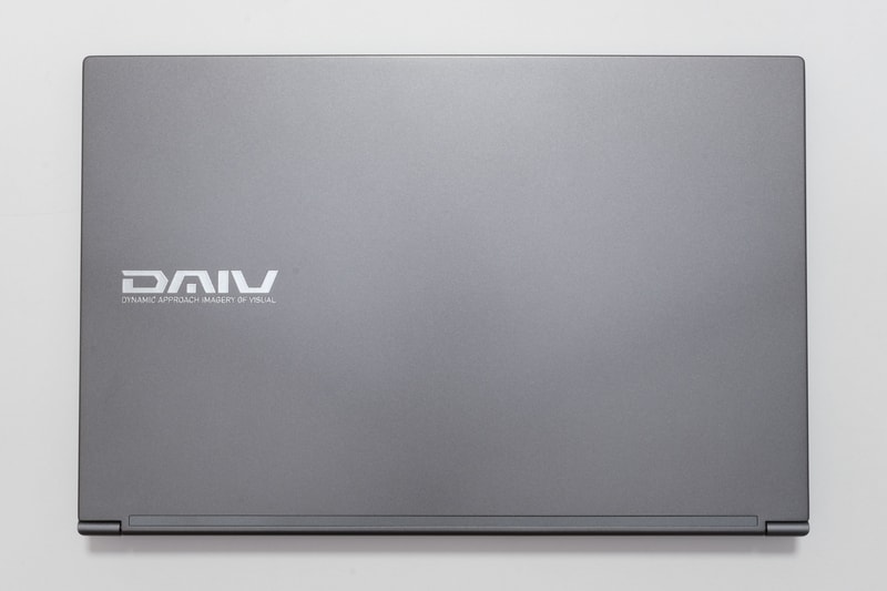 本体サイズは約355.5×236.7×20.6mm(同)