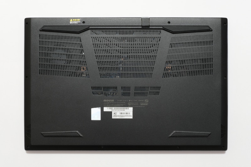 本体内を効率的に冷やすため、冷却口は底面の約半分のスペースが確保されている