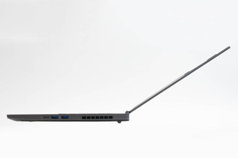 ディスプレイの最大展開角度は148度