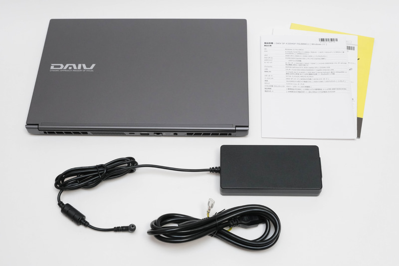 パッケージには本体以外に、ACアダプタ、電源ケーブル、説明書類(製品仕様、ファーストステップガイド、サポートマニュアル、保証書)が同梱