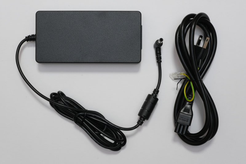 ACアダプタのコード長は実測180cm、電源ケーブルの長さは実測180cm