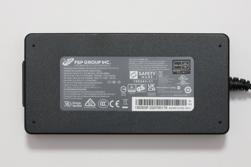 ACアダプタの型番はFSP150-ABBN3。仕様は入力100～240V/2A、出力19V/7.89A、容量150W
