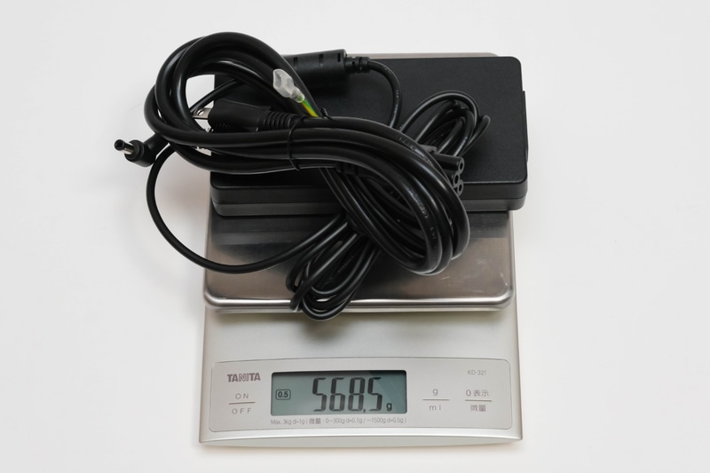 ACアダプタと電源ケーブルの合計重量は568.5g。従来のACアダプタより81.5g軽量化されている