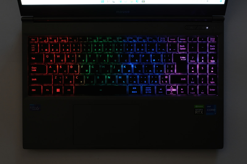 バックライトは4ゾーンRGB LED。各ゾーンの色、明るさは変更でき、エフェクトも用意されている