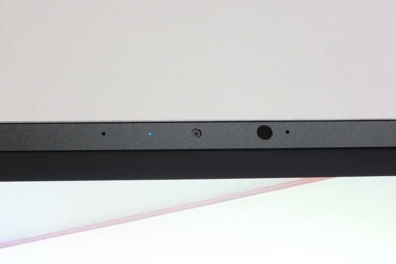 ディスプレイ上部には100万画素Webカメラ、Windows Hello対応顔認証カメラ、デュアルアレイマイクが内蔵