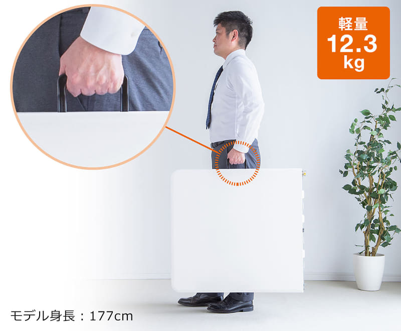 折りたたんだ際はハンドルを引き出して持ち運べる