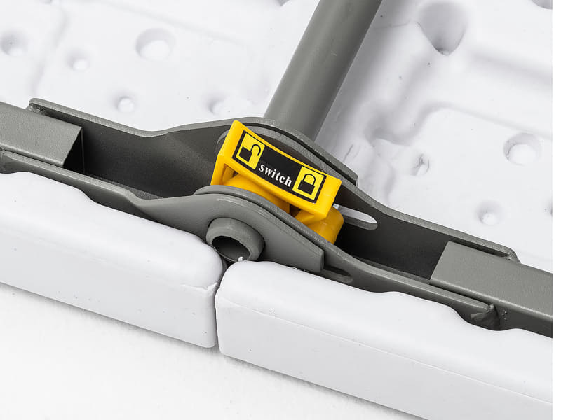 背面ヒンジ部にロックを備える