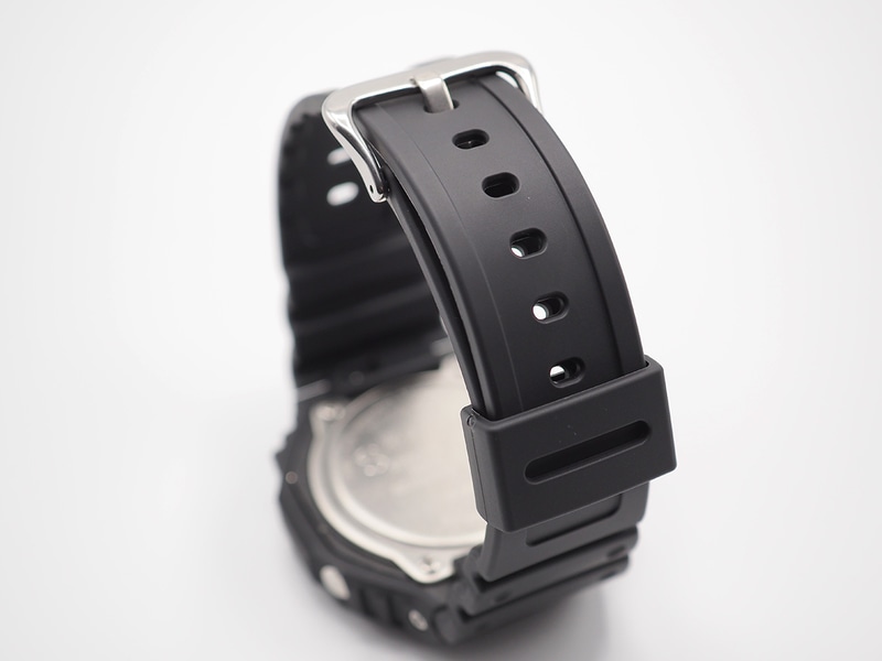 ベルトはG-SHOCKではおなじみの樹脂製で、汗をかいても不快にならない